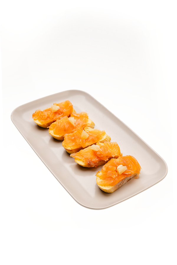 BRUSCHETTE CON SALMONE